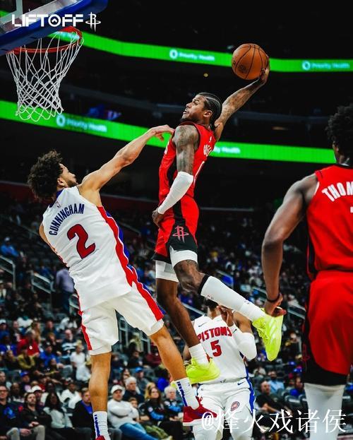 坎宁安穿着红绿配色G.T Cut3，砍下32分4篮板10助攻